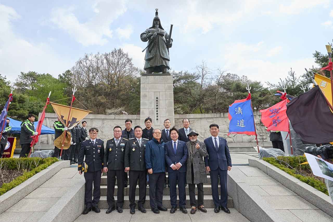 아산시, 신정호 공원서 ‘이순신 장군 동상 친수식’ 거행